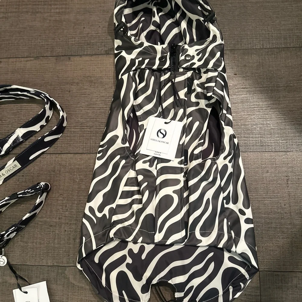 NWT Stella & Oscar rain coat & walking set abstract pattern comes with dust bag